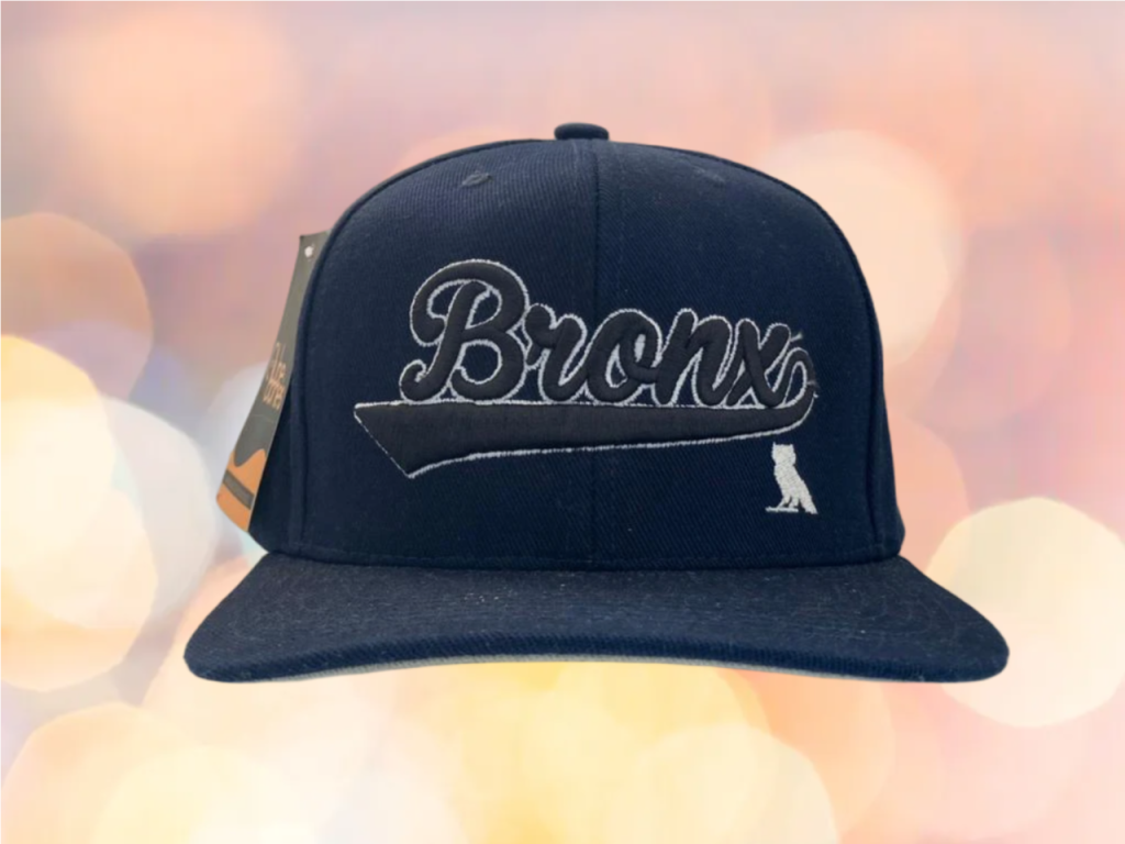 Boné snapback azul marinho "Bronx" com aba reta e bordado em alto relevo. Perfeito para looks urbanos e cheios de personalidade