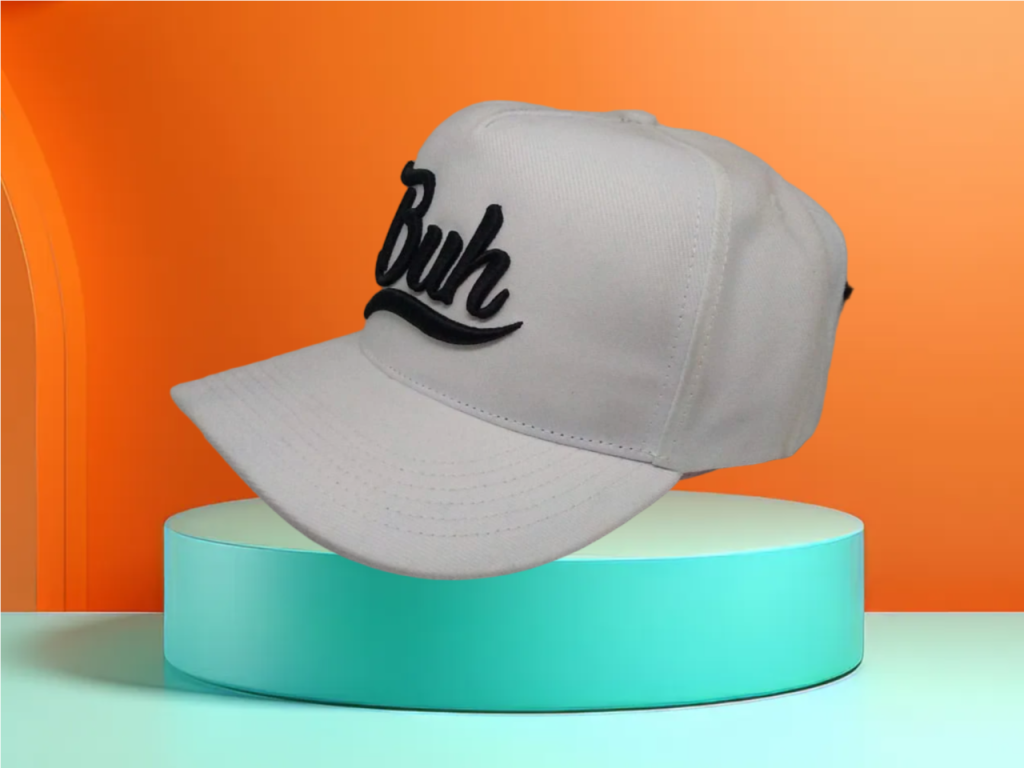 Boné snapback branco com logo "BüH" bordada em alto relevo. Modelo premium com aba curva e ajuste snapback para um visual moderno. Compre o seu!
