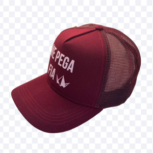 Boné trucker bordô com tela traseira e estampa frontal "Me Pega Fia". Estilo descontraído com aba curva e ajuste confortável.