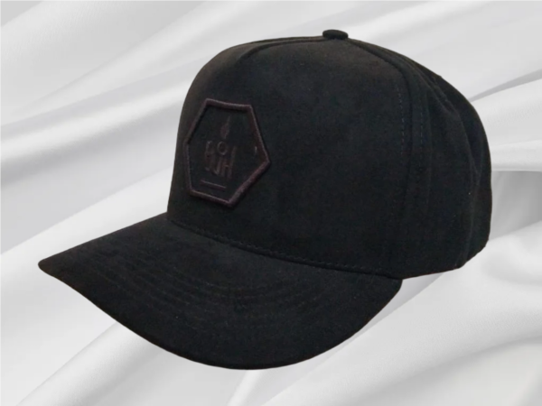 Design clean e urbano com patch hexagonal bordado da marca BUH em relevo. O boné ideal pra quem curte discrição com personalidade.