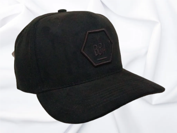 Design clean e urbano com patch hexagonal bordado da marca BUH em relevo. O boné ideal pra quem curte discrição com personalidade.