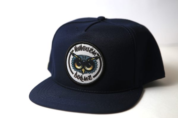 Boné Snapback Azul Marinho "Ninguém Dorme" - Estampa Coruja
