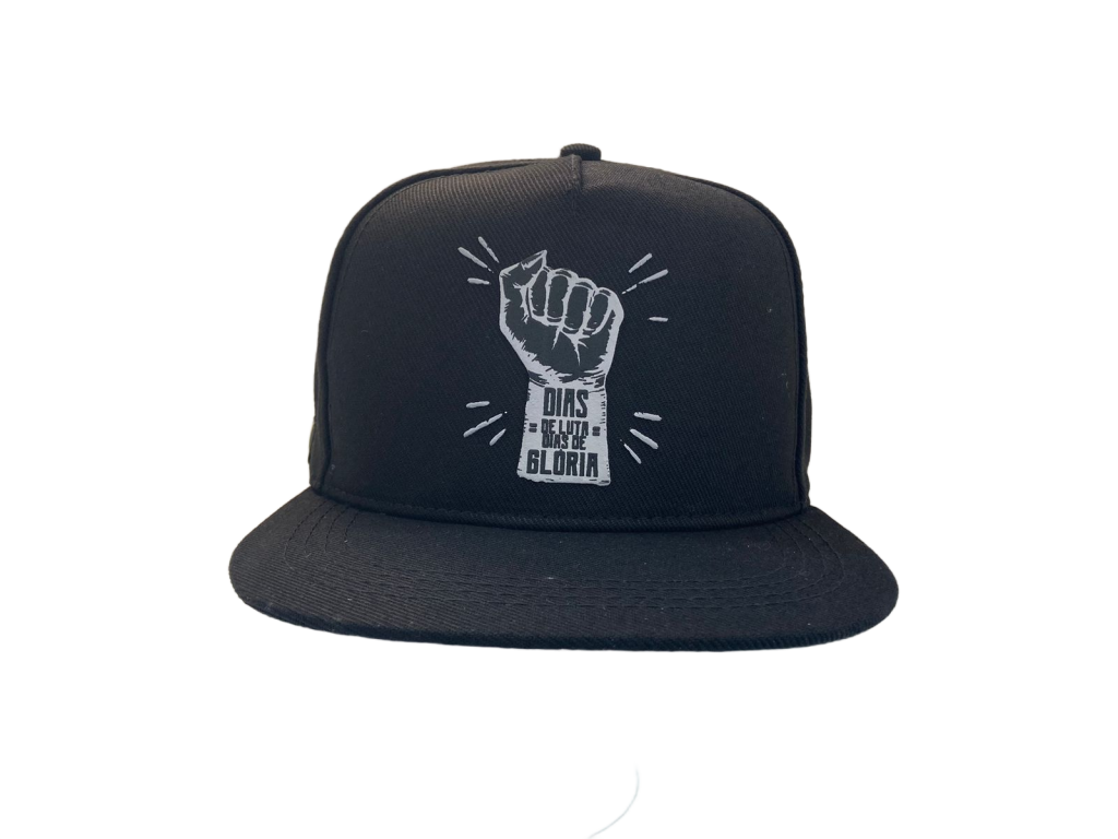 Boné snapback preto com estampa frontal "Dias de Luta, Dias de Glória". Modelo com aba reta e estilo forte para destacar sua essência.
