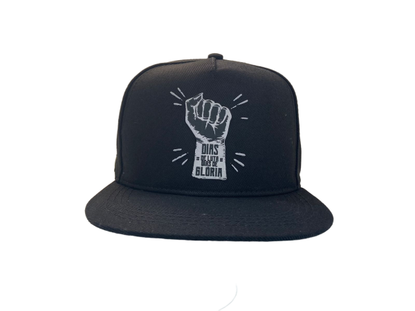 Boné snapback preto com estampa frontal "Dias de Luta, Dias de Glória". Modelo com aba reta e estilo forte para destacar sua essência.