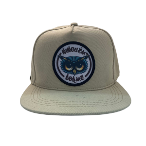 Boné snapback bege com estampa de coruja e a frase "Ninguém Dorme". Modelo com aba reta e visual marcante para compor seu estilo.