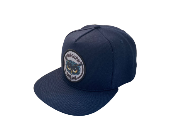 O boné snapback "Ninguém Dorme" em azul marinho é perfeito para quem gosta de atitude no visual. A estampa estilizada de coruja em destaque e a frase irreverente agregam personalidade e autenticidade à peça. Ideal para compor um visual urbano e descontraído. Com estrutura reforçada e acabamento premium, este modelo conta com aba reta e regulagem snapback, oferecendo conforto e ajuste ideal para todos os tamanhos.