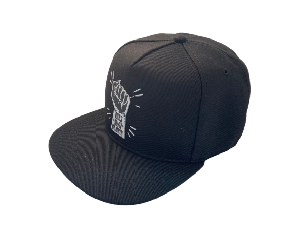 Boné snapback preto com estampa frontal "Dias de Luta, Dias de Glória". Modelo com aba reta e estilo forte para destacar sua essência.