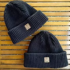 Touca canelada preta clássica e confortável para o inverno.