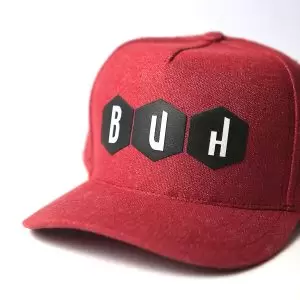 Boné Boné Snapback Vermelho “BUH Hexágonos” com Estampa Geométrica Moderna
