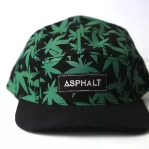 Boné Asphalt – Preto com Estampa da Flor da Erva Verde