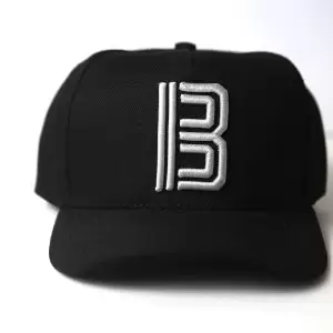 Boné Snapback Buh – Preto com Logo B Branco